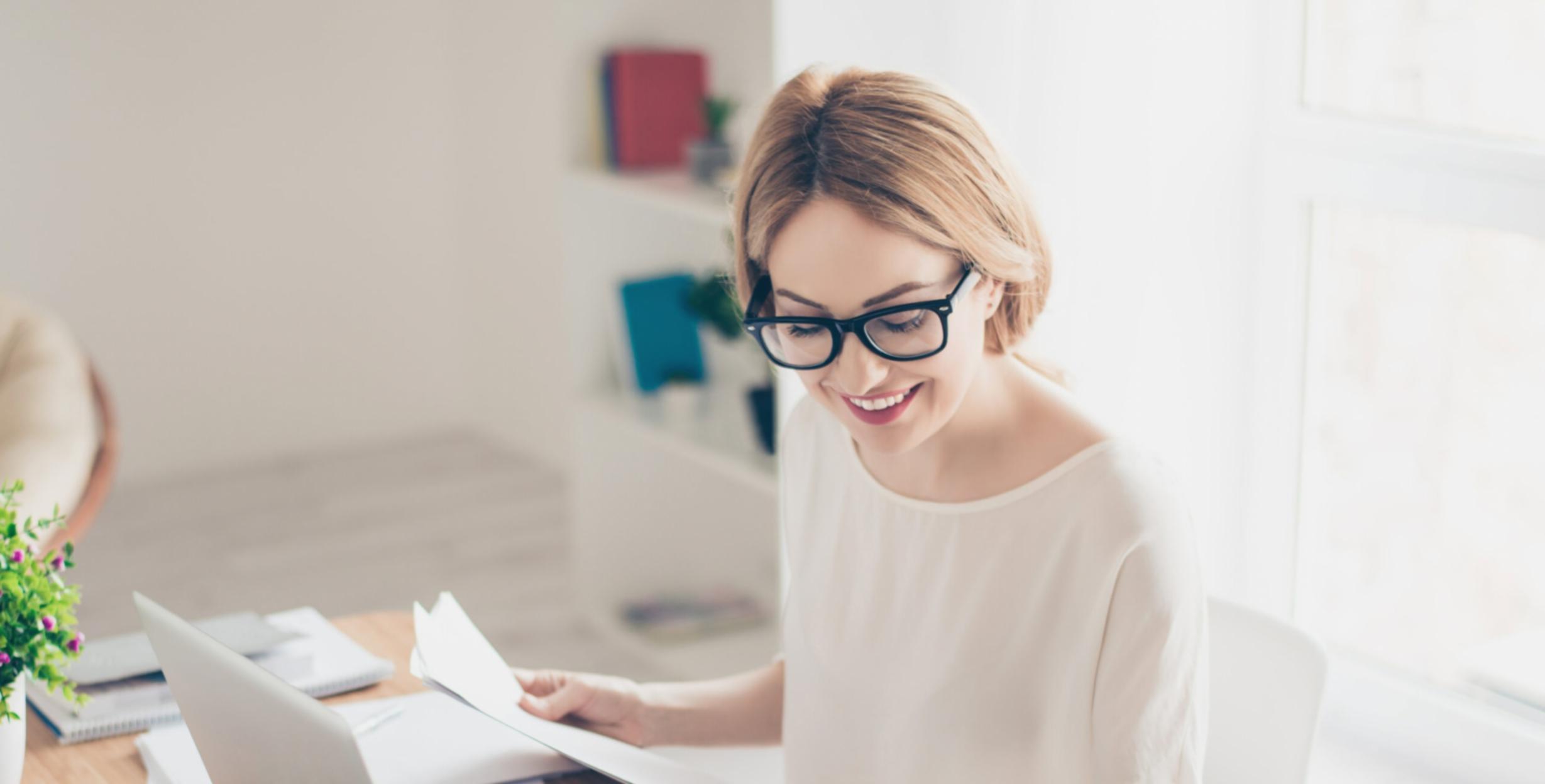 Teilnehmer arbeiten gemeinsam an Finanzanalysen mit modernen Tools und Laptops